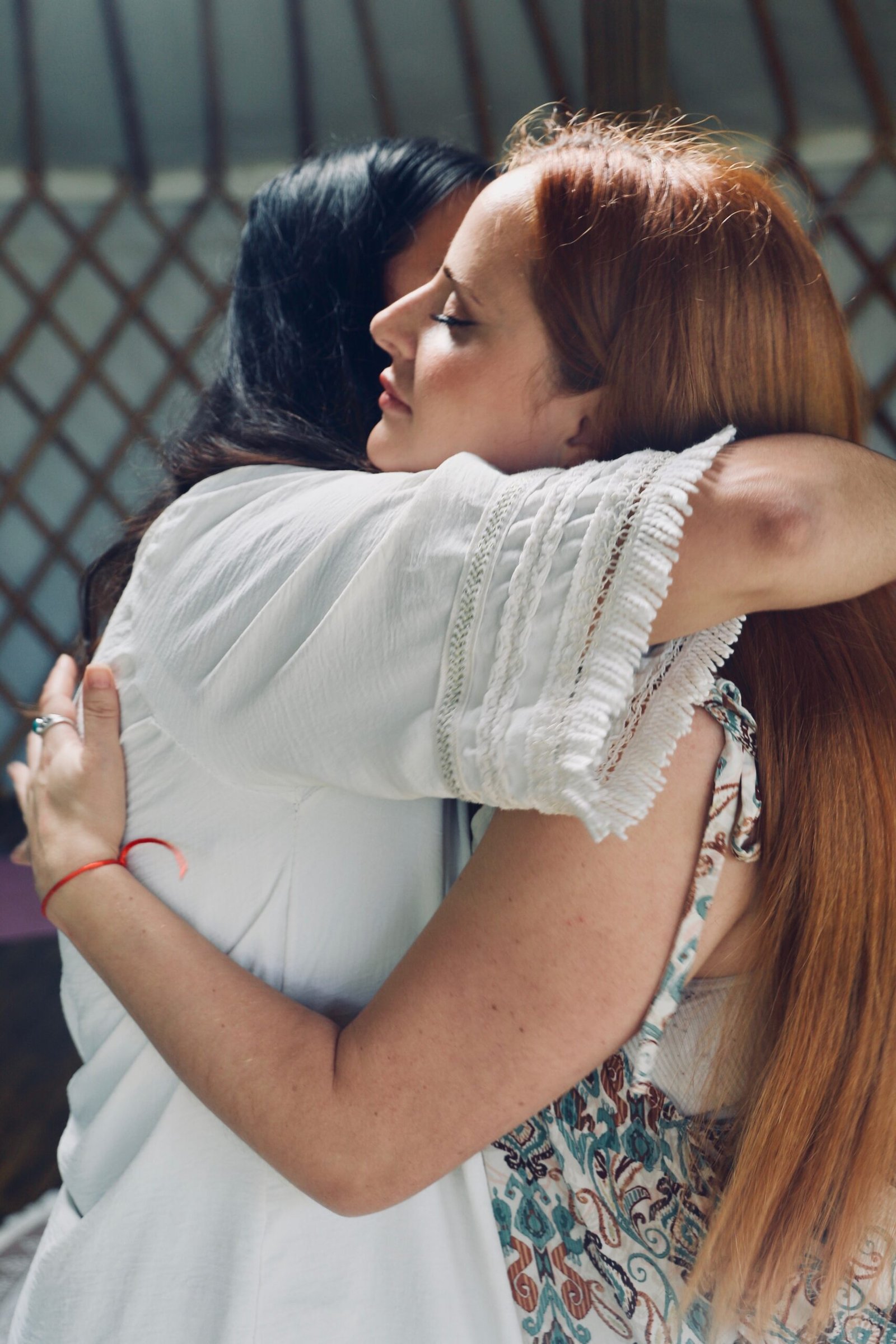 Dos mujeres abrazándose durante un encuentro