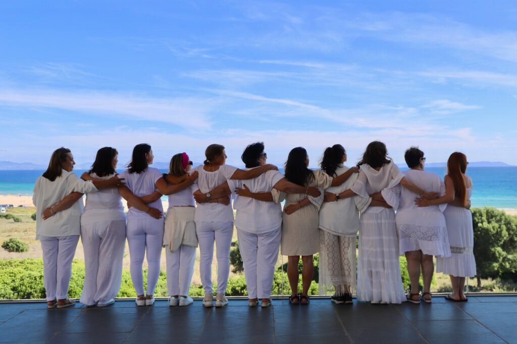 Mujeres reunidas al aire libre, frente al mar