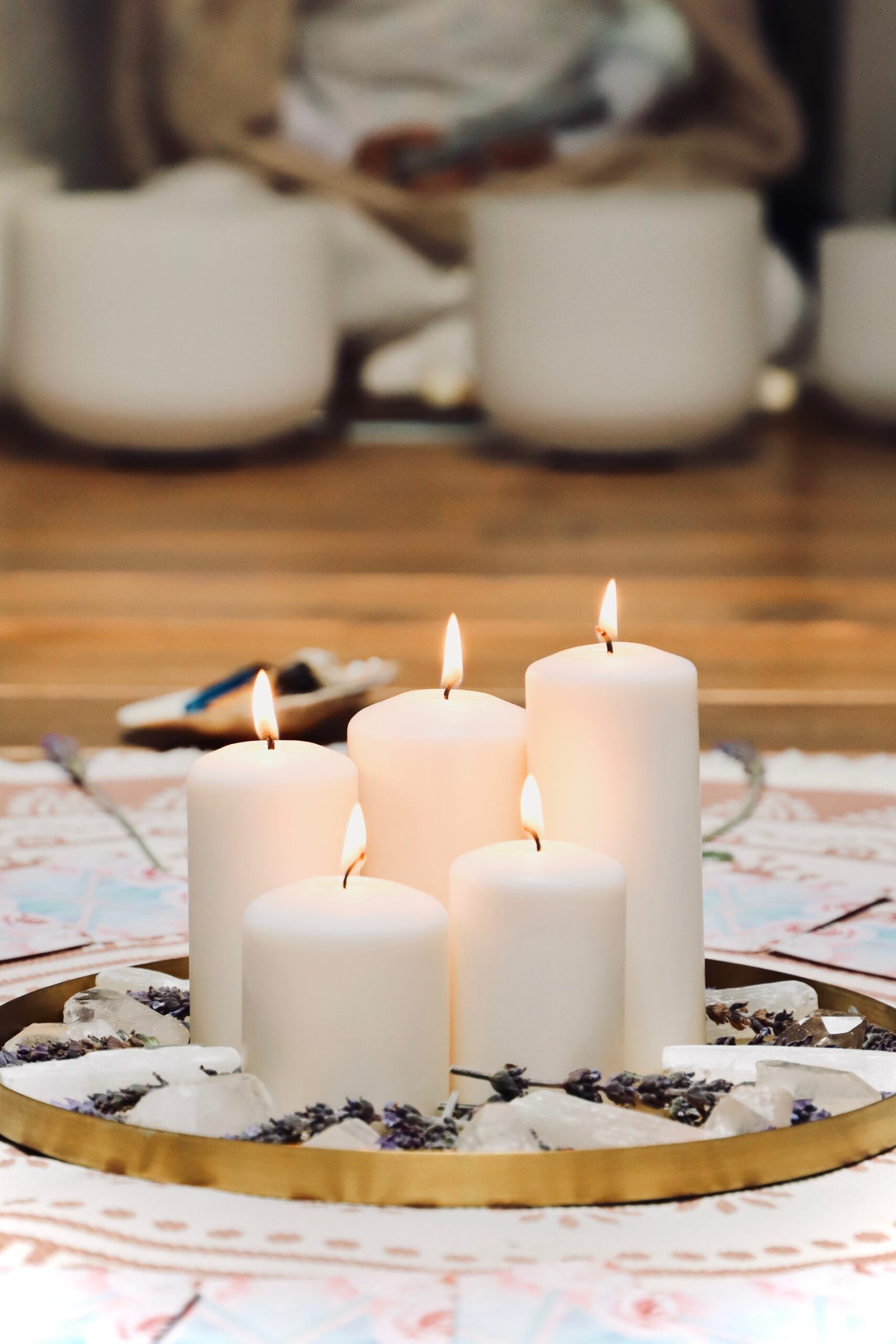 Velas y flores preparadas para un encuentro de Siempre Sostenidas