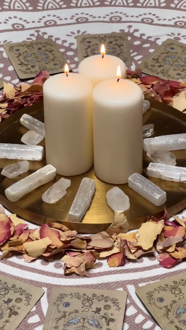 Velas, cartas, flores y cristales dispuestos sobre un tapiz en el círculo de primavera de Siempre Sostenidas